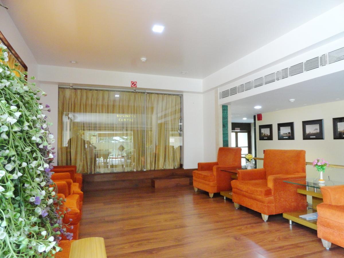 The Senator Hotel 콜카타 외부 사진