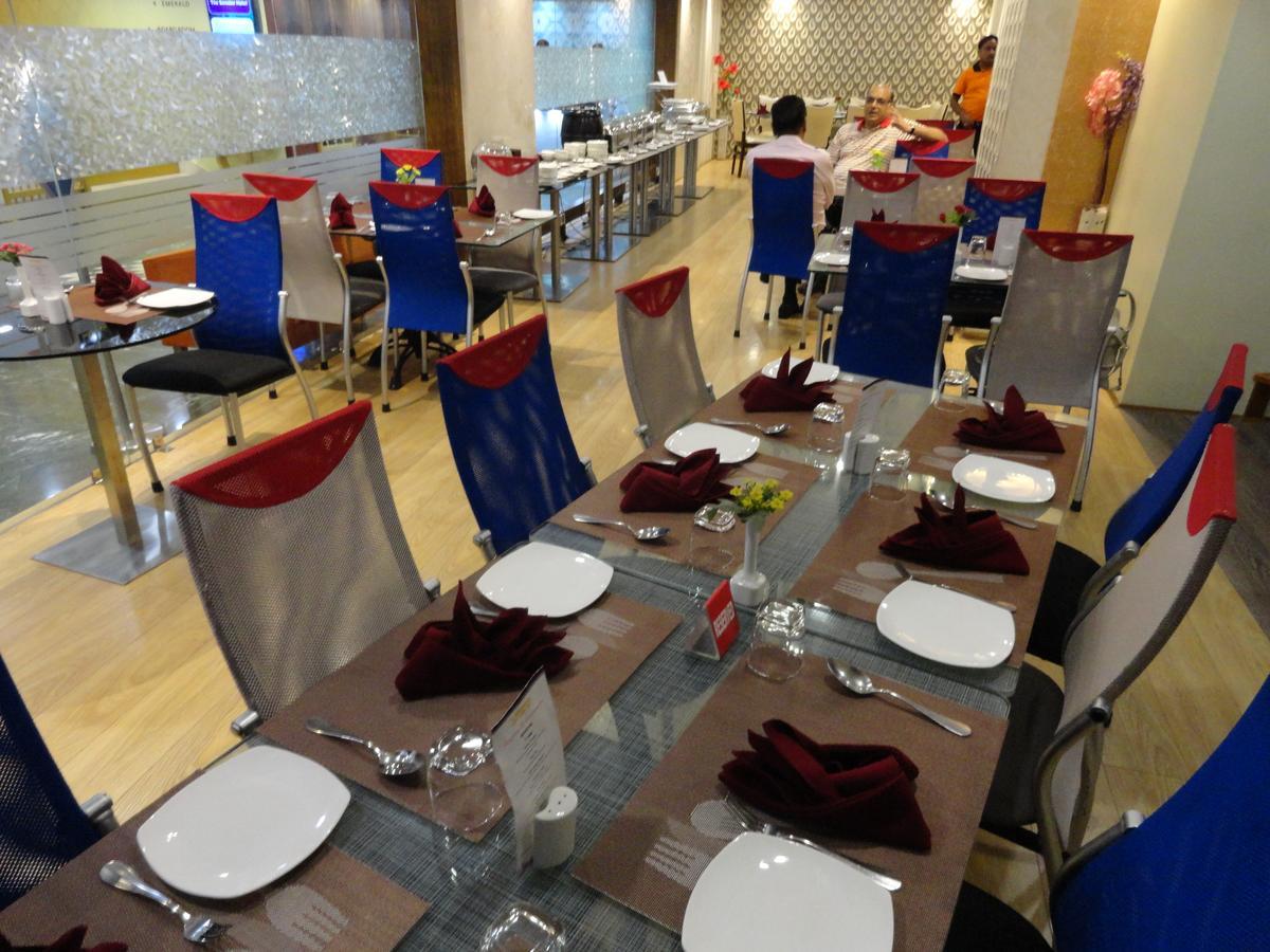 The Senator Hotel 콜카타 외부 사진